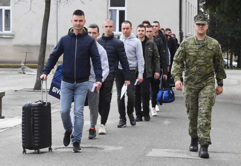 Djevojke i mladići stigli u Požegu na dragovoljnu obuku