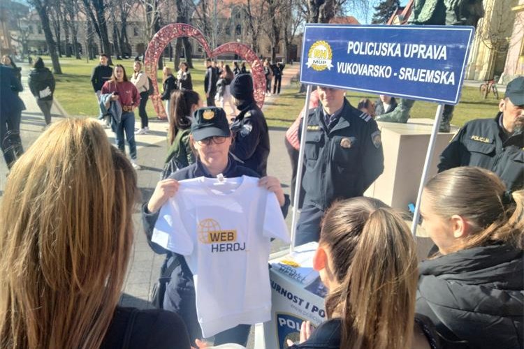 Ulovimo lika s weba koji tvoje € vreba !