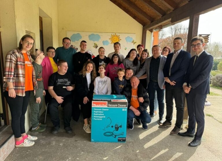 Savjet mladih VSŽ donirao usisavač Udruzi Zvjezdice iz Gunje