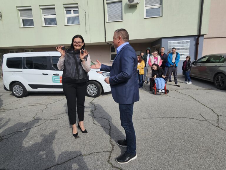 Centar za pružanje usluga u VSŽ dobio dva nova vozila sredstvima županije
