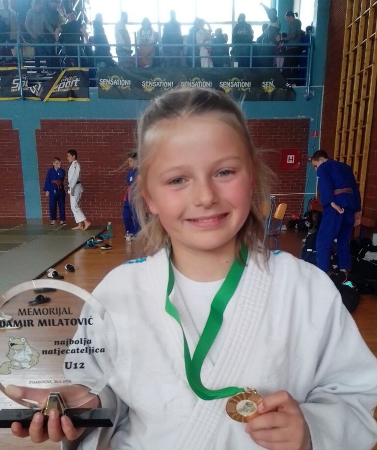 Gita Tolušić proglašena najboljom natjecateljicom u uzrastu U12, JK Vinkovci pehar za prvo mjesto