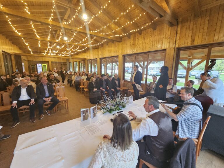 Emotivna promocija zbirke pjesama ”Tragovi” ostavila neizbrisiv trag na posjetiteljima