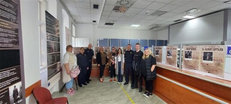 U Policijskoj postaji Vukovar postavljena izložba pod nazivom ”Koga smo zaboravili?”