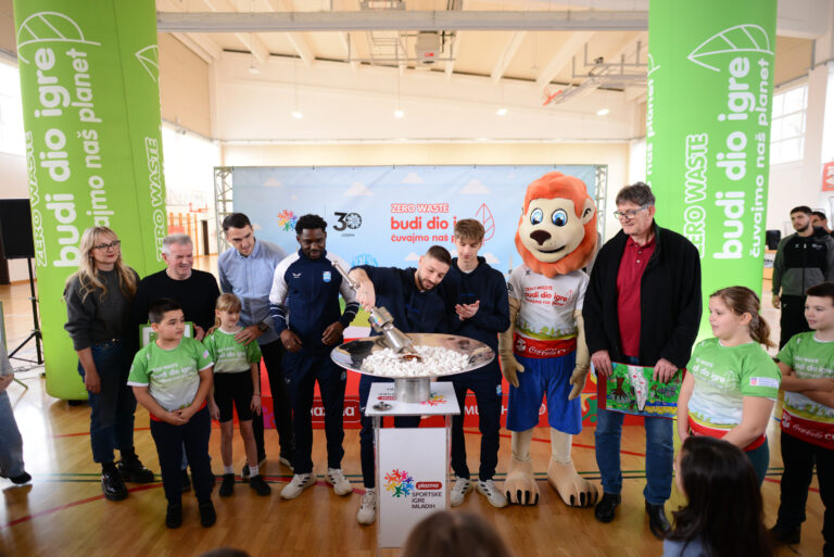 Nogometaši NK Osijek podržali djecu na Sportskim igrama mladih u Tenji