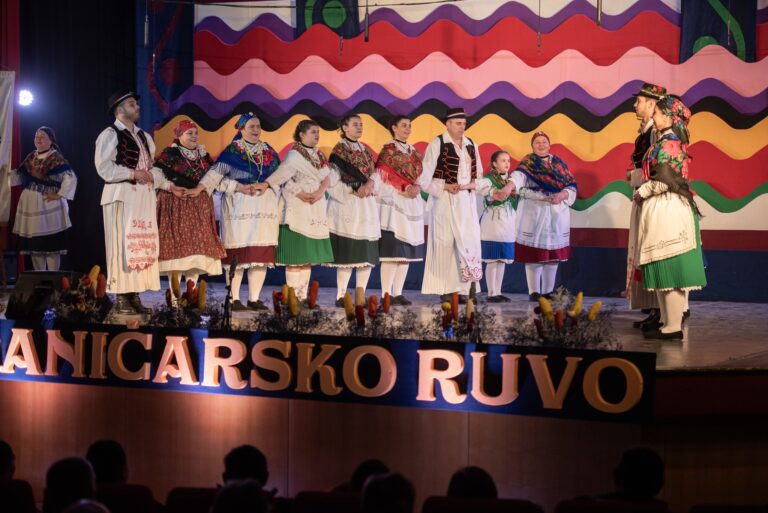 Preko 600 folkloraša na 59. Šokačkom sijelu zagrijalo dlanove u Županji