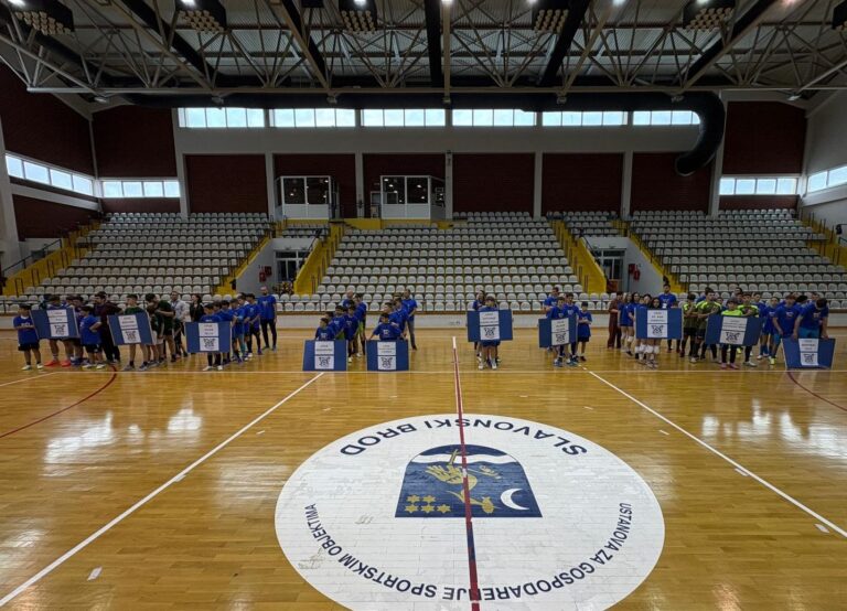 Djevojčice iz Vinkovaca osvojile prvo mjesto u odbojci  na Sportskim susretima mladih