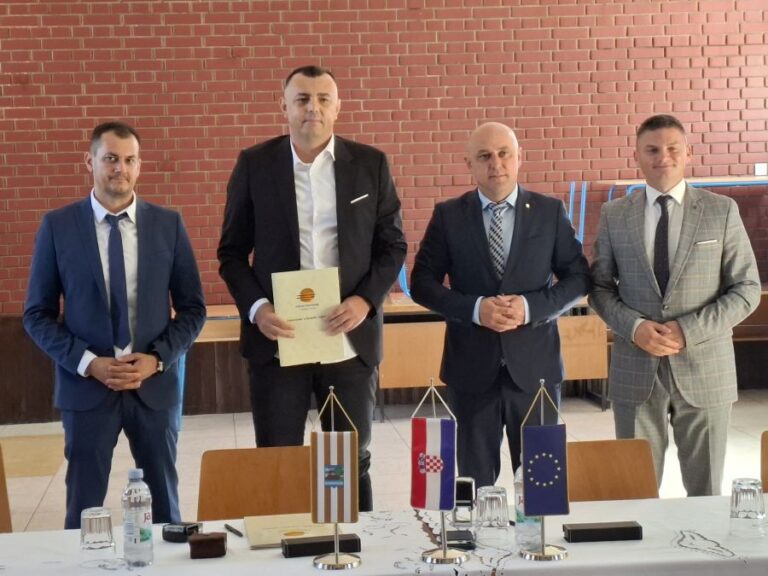 Potpisan ugovor o rekonstrukciji i dogradnji Osnovne škole Matija Antuna Reljkovića u Cerni